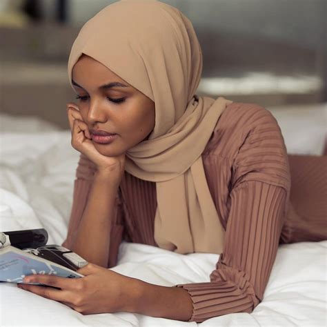 10 warna hijab yang bisa membuat wajah cerah